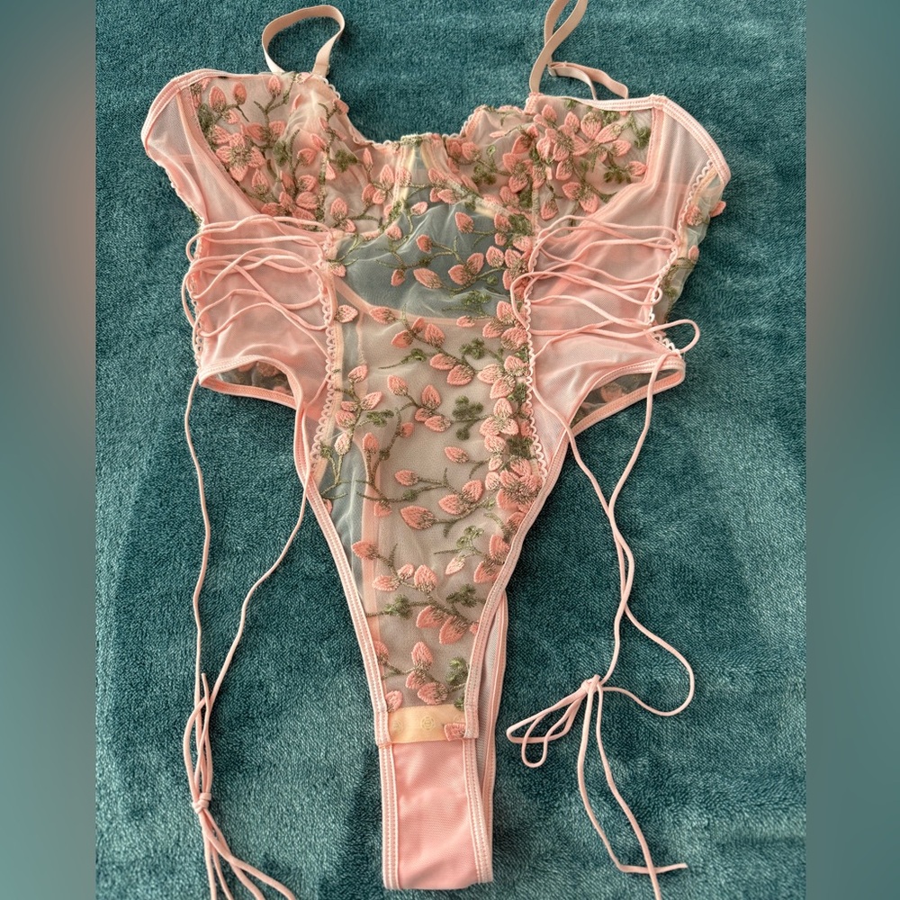 Lingerie - Picture 5 of 8